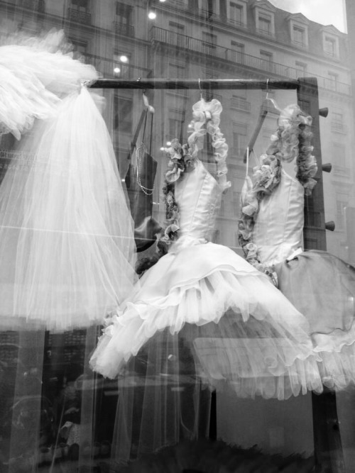 satinea: “ La danse c'est Repetto ” *  Vitrine Repetto - Paris  © Photographie Sati