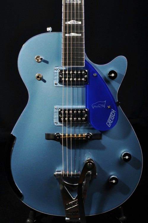 guitarlust:  Gretsch Custom Shop Penguin in Ice Blue, Masterbuilt by Stephen Stern - STRAIGHT INTO THE TOP 10.
