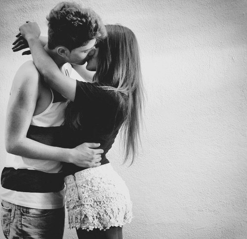 Sabe esse tal de “amor”? Então, ele não é do jeito que você lê em livros, muito menos igual aos filmes. O amor não é perfeito, ele não pergunta se você está pronta para senti-lo ou se vai te machucar no final. Ele é teimoso, vai fazer você