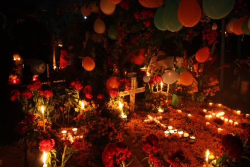 Dia de los Muertos—Day of the Dead, —is a holiday that spans November 1 and 2nd.Don’t confuse Dia de