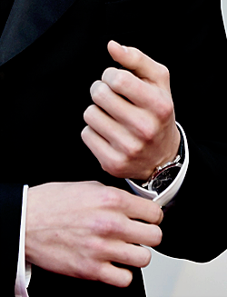 moonysoftt - onewrogue - Just because I love Tom’s hands so badly....