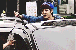 :  yijung interacting with the fans through the sunroof of the car~ 