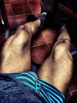 menofswag:  methetitan:  #shoulders #gymtime #hairylegs #FunTime #iphone5sgold vámonos. 😁😁😁 http://mob.li/_KZzaO  #gymspiration 