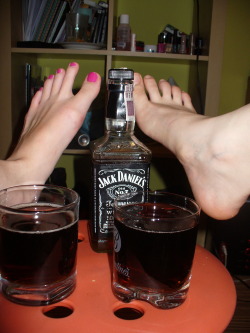 jack-daniels-doll:  look, i’m having a party with hellmetic and there’s Jack too (my feet are with pink toenails. my feet are cute) (and that braid is hers. also cute.) 