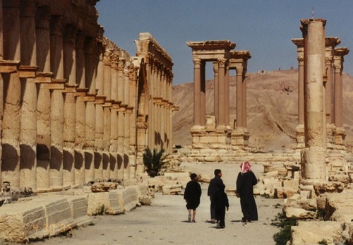 pucks-and-trucks: fnhfal:  Islamic state mass execution in the Roman city of Palmyra.  Then Russians