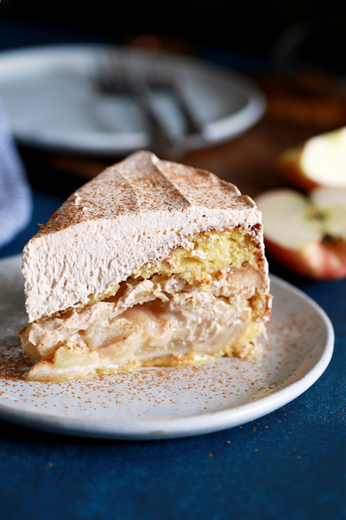 sweetoothgirl: APPLE PIE BAKED IN A CAKE