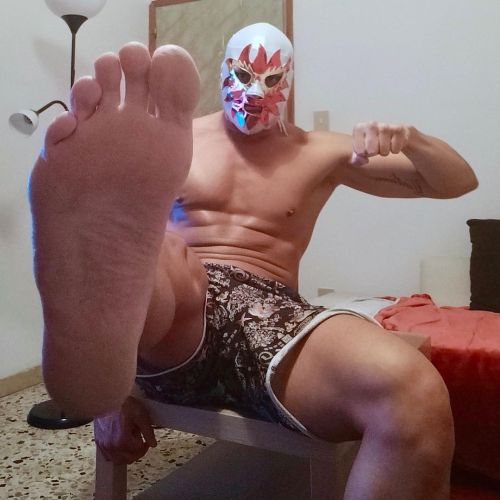 #guyfeet #gayfeetlove #gayfeet #gayfeetmaster #gaytrampling #gayfootmassage #gayfootmasters #smellyb