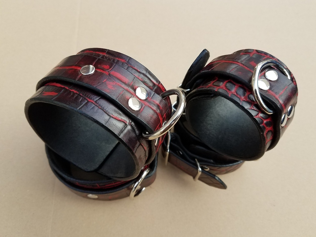 dominionleathershop: frogdogdiver:  dominionleathershop:  Finished a set of scarlet