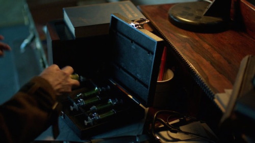 cabinboy100: 12 MONKEYS: Quantum SerumCouldn’t remember for certain what color Dr. Jones&rsquo