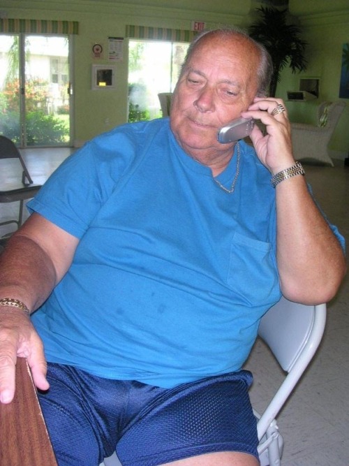 remengo: alfredo55fan: silverbadbear:Nice  ¡Que abuelo divino!  J'aimerais bien lui sucer
