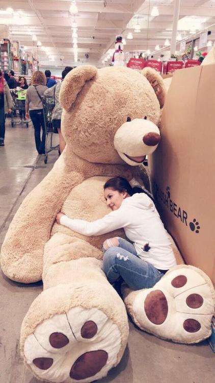 mylittlelust:  daddyjourney:Little girls need big stuffies  The need is real