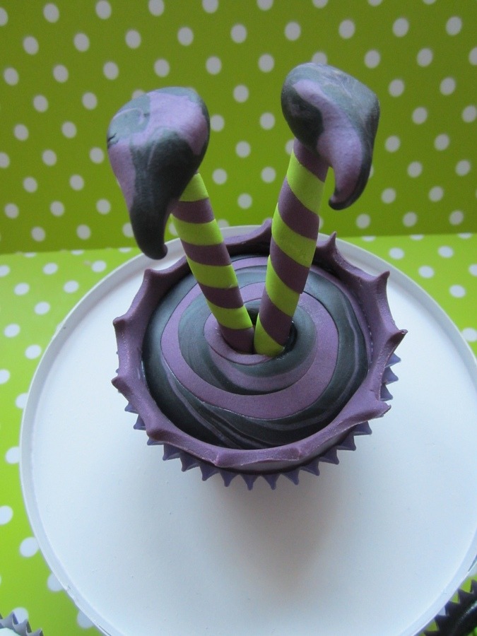 thecakebar:  Gorgeous Halloween Fondant Cupcakes 