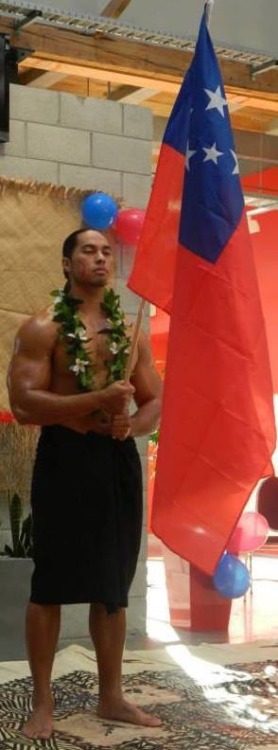 kamasamoa:  kamasamoa:  Husband material  His bros are sexy too..dying to see their noodz lol he fine as fuck 