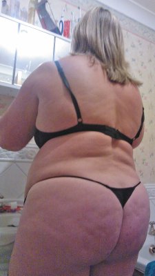 www.bbwfiona.tumblr.com  Sexy submission! Would love to cum on that ass!