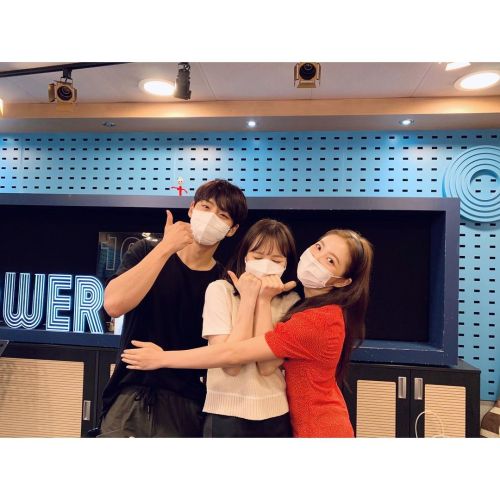 sbsyoungstreet: #만나면해피니스 만나면 행복한 이 조합! 오늘은 배우 김예림, 양홍석으로 만나봤습니다 #블루버스데이 홍보차 나왔지만 수다를 더 많이 떤 느낌적인 느낌느