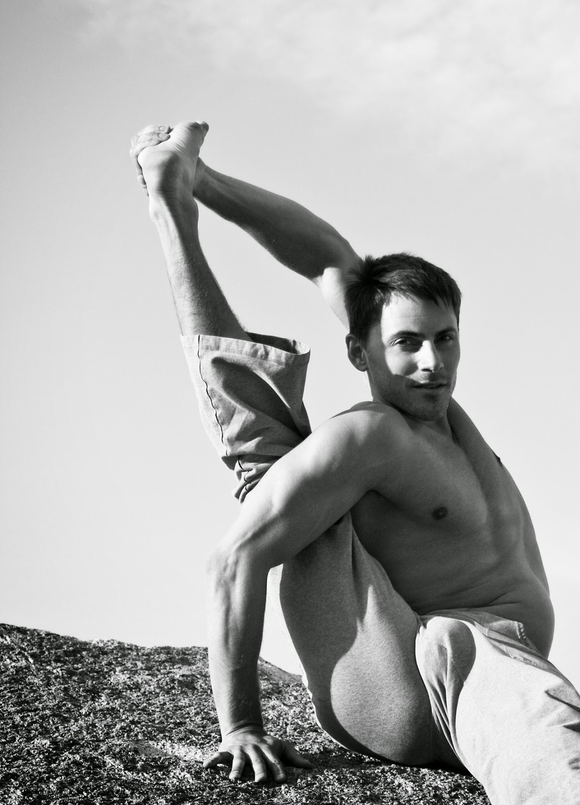 bulge-xlbigdick:  http://bulge.xlbigdick.com   Submit  .HairyChestG