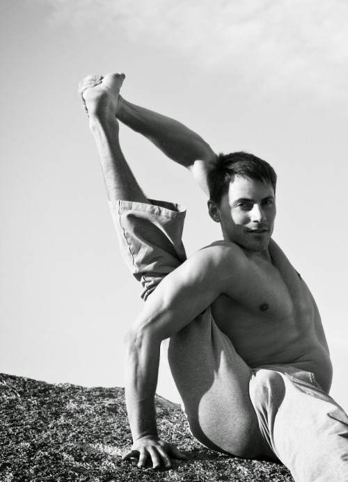 bulge-xlbigdick:  http://bulge.xlbigdick.com   Submit  .HairyChestG