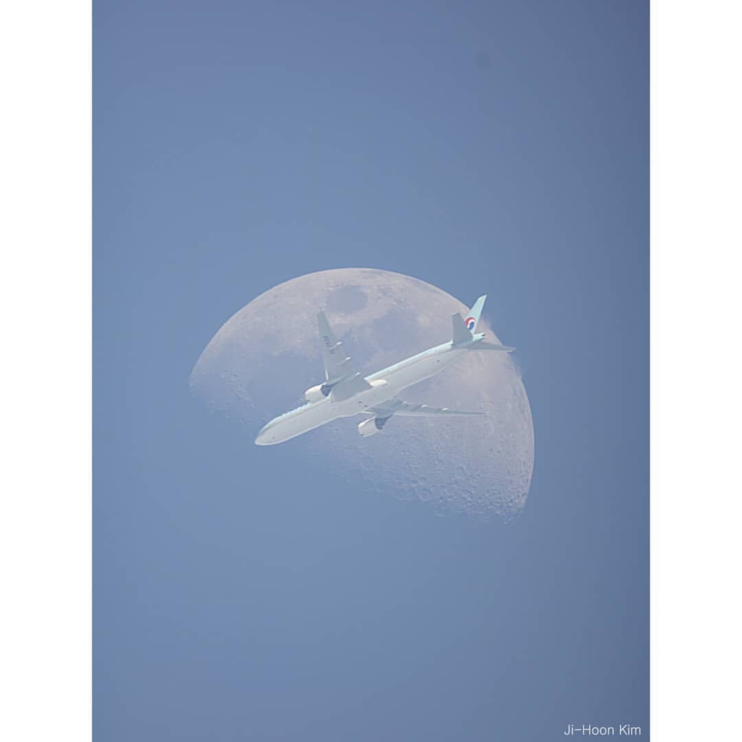 An Airplane in Front of the Moon   Image Credit &amp; Copyright: Ji-Hoon Kim