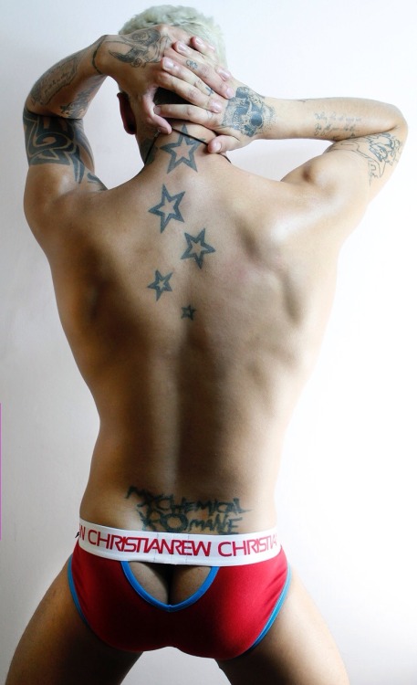 andrewchristian:  Peep hole. Werkin it. New style coming soonGET 15% OFF USE CODE:15TUMBJAN15     www.andrewchristian.com