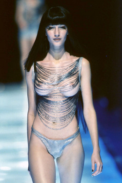 supermodelgif:   Gisele Bundchen at Alexander McQueen, Spring  1998  
