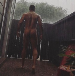 biglegsbigass:  ml8807:The feeling of embracing the cleanse of rain on bare skin. Nature meets nature. #morningmelanin #sexynerdmovement #happyFriday Damnnnnnnn