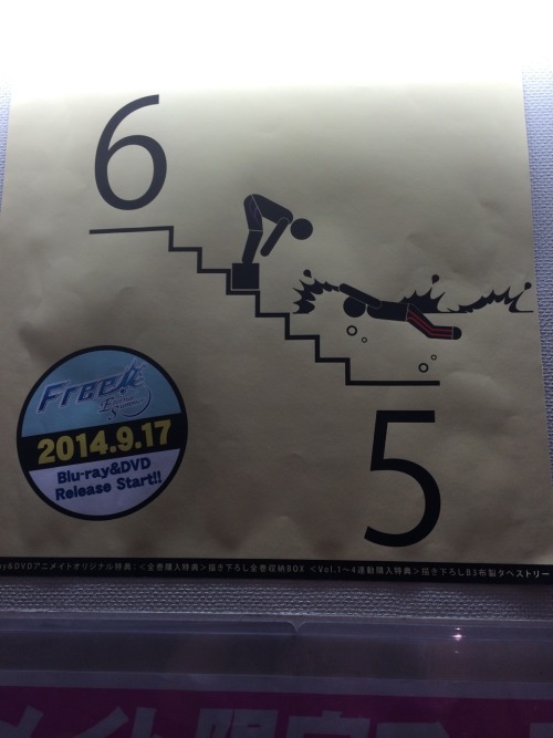 fencer-x:  seiriyu:  The floor marker on the staircase between floors 5 and 6 at the Ikebukuro Animate. ^^ all of the walls in between floors had these “relay” scenarios but I only managed to capture the Rin and Haru one (because people were starting
