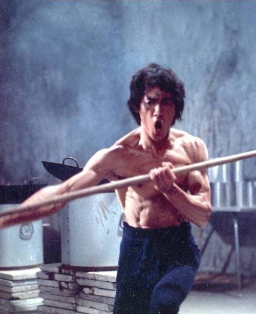 guts-and-uppercuts:Bruce Lee’s insane muscle definition.