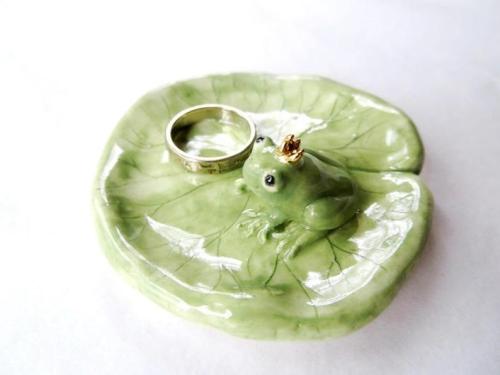 littlealienproducts:Frog Prince Ring Dish byChikoCraft