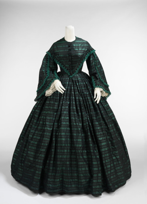 the-met-art: Walking dress, Costume InstituteMedium: silkBrooklyn Museum Costume Collection at The M