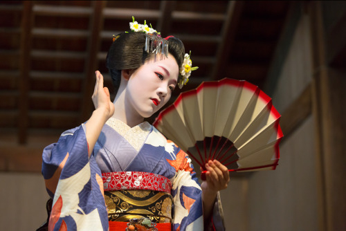 This coordinate owned by Tomikiku okiya (Gion Higashi) is for senior maiko and iscurrently being wor