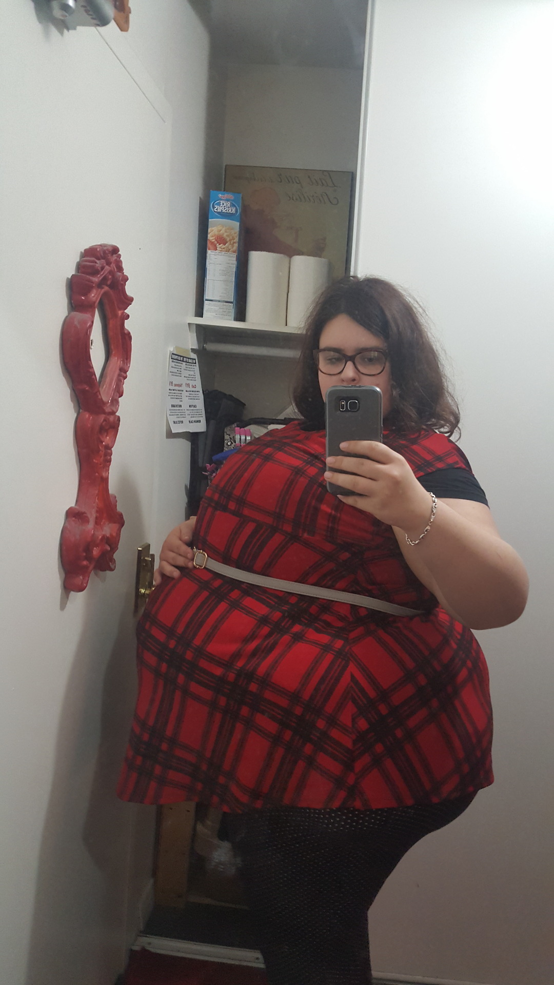 bigger-and-bigger:Stuffed my clothes with pillows… funny how this followed my natural