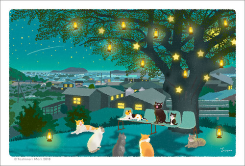 猫好きイラストレーター「もりとしのり」が描く、〜四季を旅する猫〜『たびねこ』のイラスト「クリスマスソング」です。海を見下ろす小高い山の上に一本の木が立っています。クリスマスイブの夜、イルミネーションで