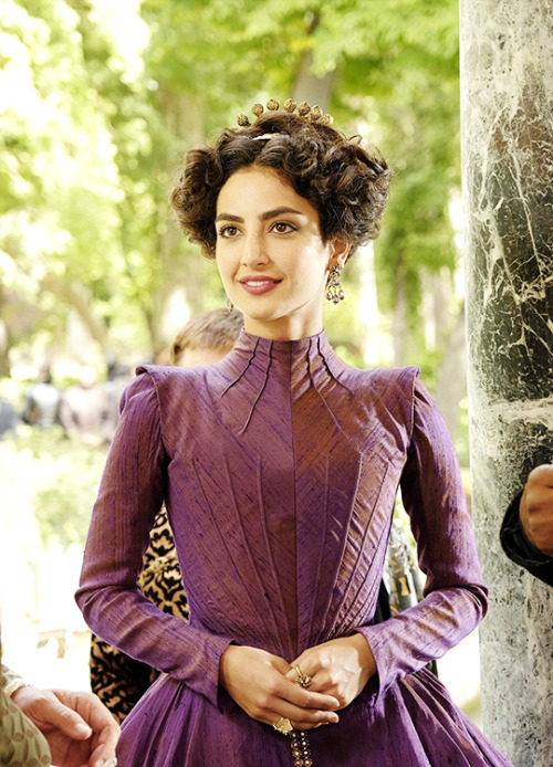 Medalion Rahimi as Princess Isabella in Still Star-Crossed