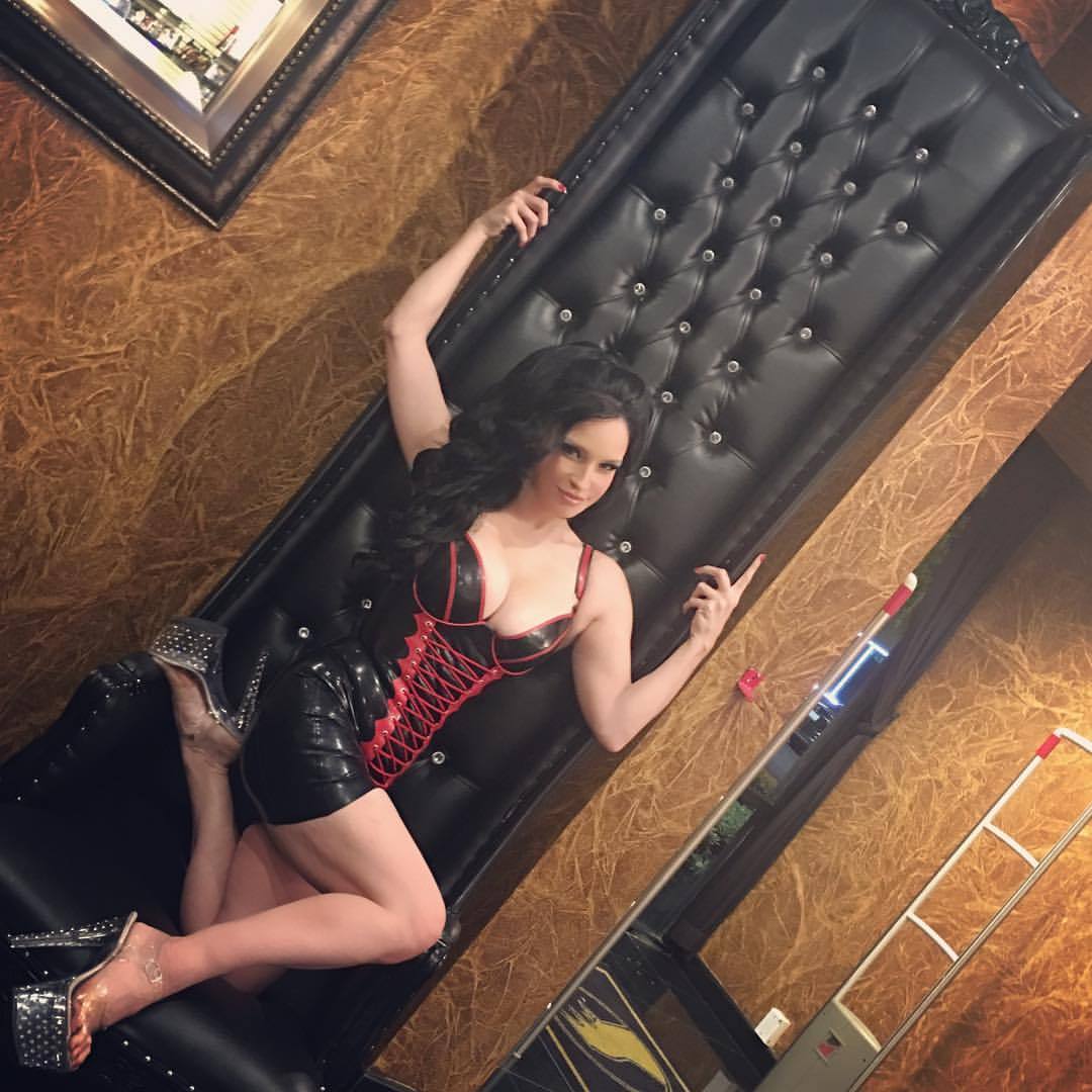 officialrubberdoll:  I think I have a chair fetish cuz I’m in love with this chair!!