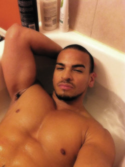 Allmancandy:  Bathe With Eye Candy Http://Men2Dope.com/Bathe-With-Eye-Candy/