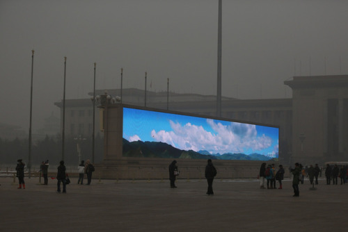 fotojournalismus - 1. The LED screen shows the rising sun on the...
