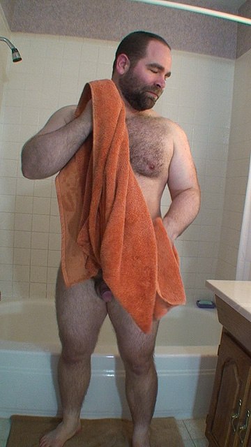 hellodaddydoes:  I love this guy’s look.  The beard &amp; hair on his head