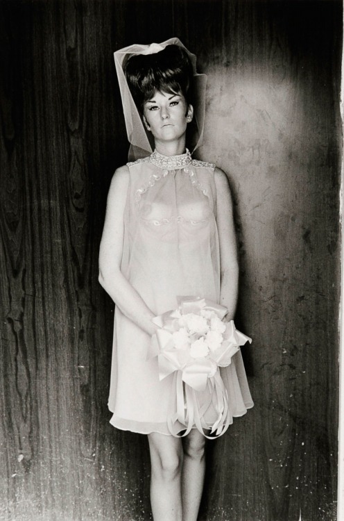 regardintemporel: Lee Friedlander - Topless Bridesmaid, Los Angeles, California,1967  