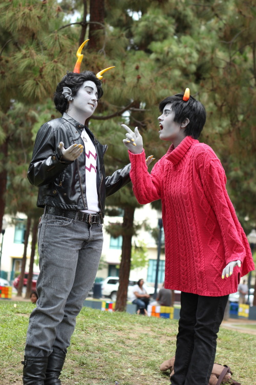 taste-of-paint:faygo-fuckyourself as Cronus and peppermintcookies as Kankri at SDCC 2