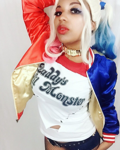 badgersinbowties: Happy Suicide Squad release day! I did a mini-shoot of my Harley Quinn to celebrat