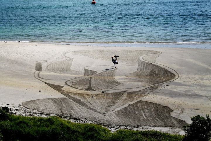 asylum-art:  Amazing 3D Sand Drawings Give Beach a New Dimension by Jamie Harkins