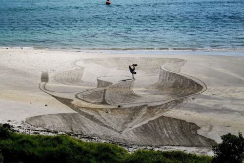 asylum-art:  Amazing 3D Sand Drawings Give Beach a New Dimension by Jamie Harkins on Facebook New Zealand artist Jamie Harkins and his fellow artist friends transform the beaches of Mount Maunganui into eye-popping works of art with their amazing 3D sand