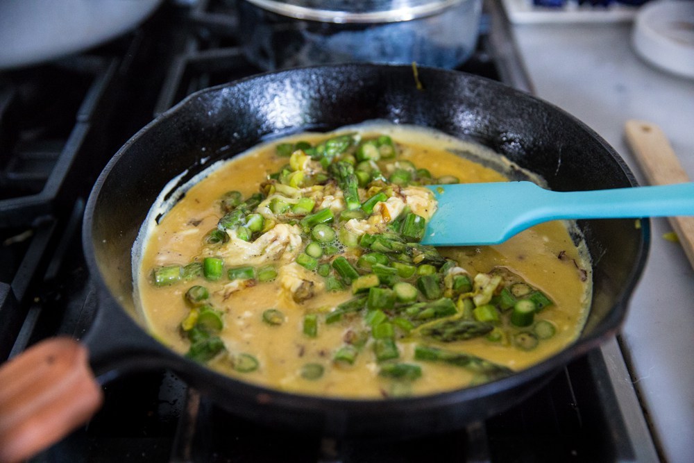 foodffs:  SCRAMBLED EGGS WITH ASPARAGUS, LEEKS, CHÈVRE AND DILLReally nice recipes.