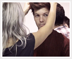 uptoyoureyes:   Lou Teasdale doing Louis’ hair  