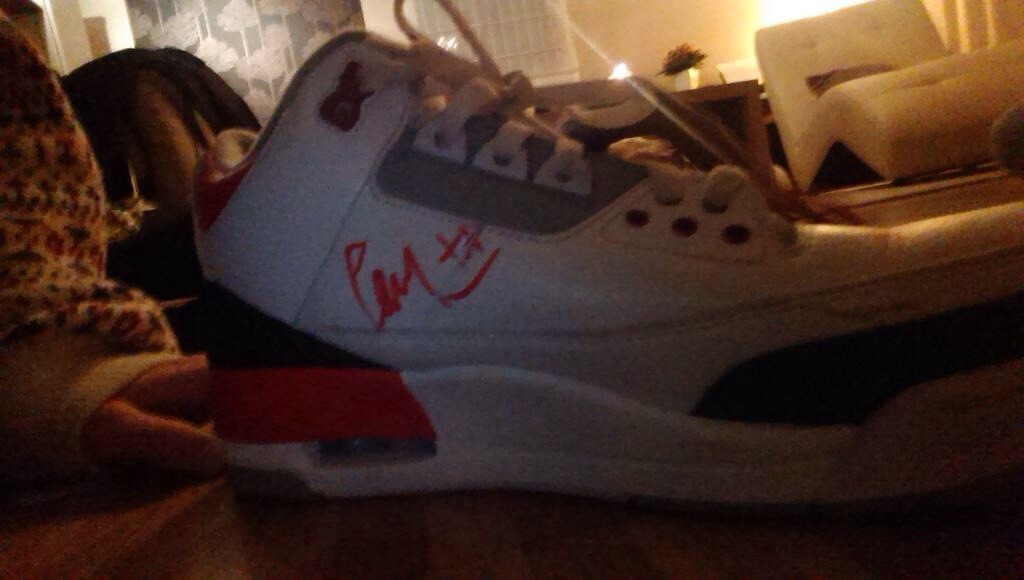 direct-news:  Zayn signed &amp; gave his shoes to fan tonight. 08/11 