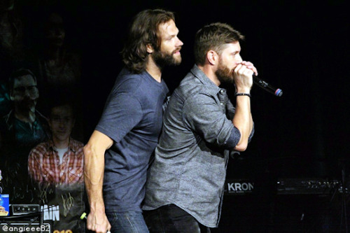 jarpadandjensens: Accurate representation of J2’s personalities 75/?   [#dallascon orig pic credit #