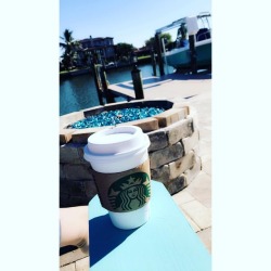 ☕️ + 🏝 + 🍂 = Paradise in my backyard 😍    #fallinflorida #leighbeetravel #tampa #florida #stpetersburg #vitaminsea #coffee #starbucks #saltedcaramelmocha #basicwhitegirl #october #paradise #love #views #boat #firepit #gulfofmexico #canal