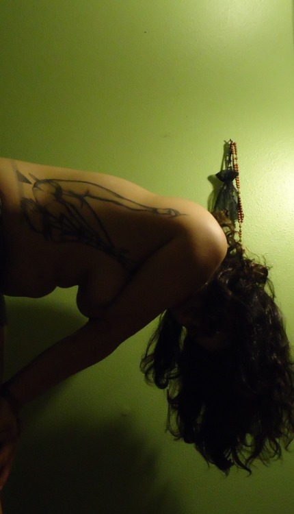 XXX bloodyqueefs: experiments in body angles. photo