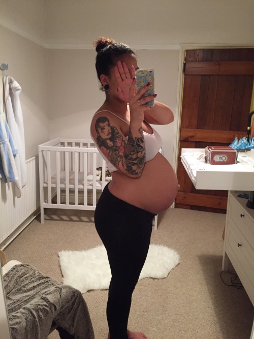 mia-redworth:  I’m 30weeks 5days today. I know I always complain about how heavy Austin is but my knees/thighs just can’t carry the weight atm 