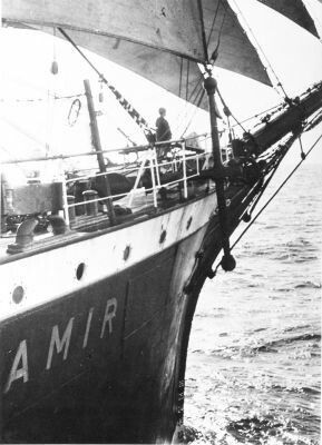 oledavyjones:The foscle of the Pamir, just at the bowsprit. Not the worst standing ground one could 